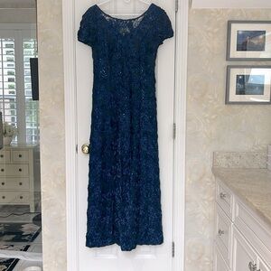 EUC Alex Evenings Rich Navy Formal Gown with Beautiful Textured Roses & Sequins